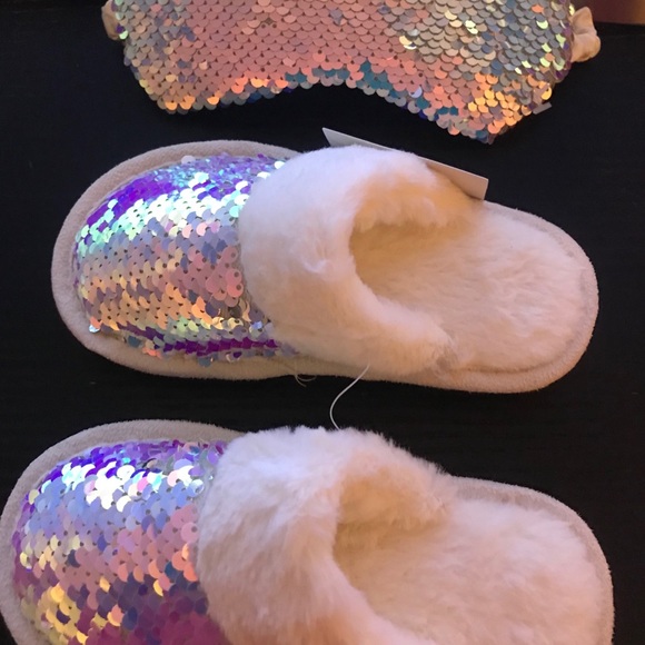 YAY SOLD! YAY SOLD! YAY SOLD! Little Girls Slippers and Eye Mask Set - Picture 3 of 4